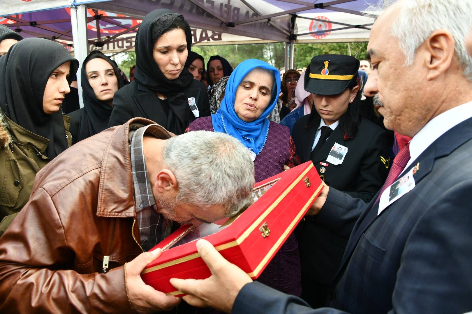 Şehidimizi vatan toprağına verdik